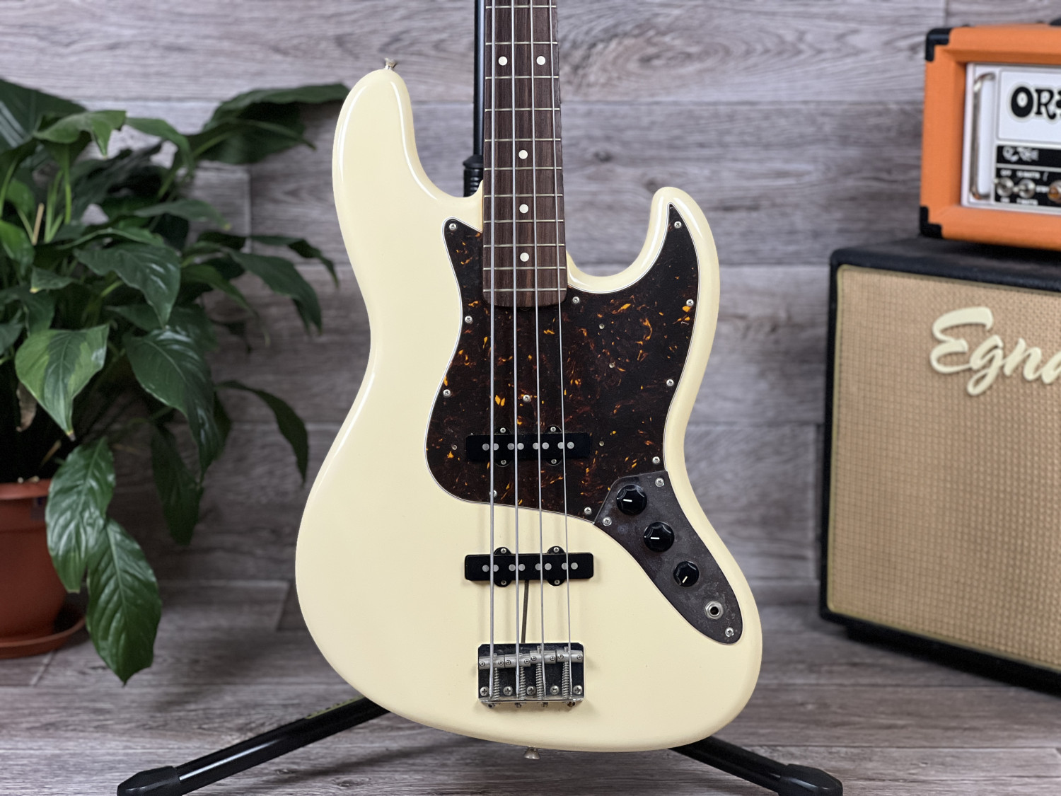 1995 Fender Japan 62 Reissue Jazz Bass White